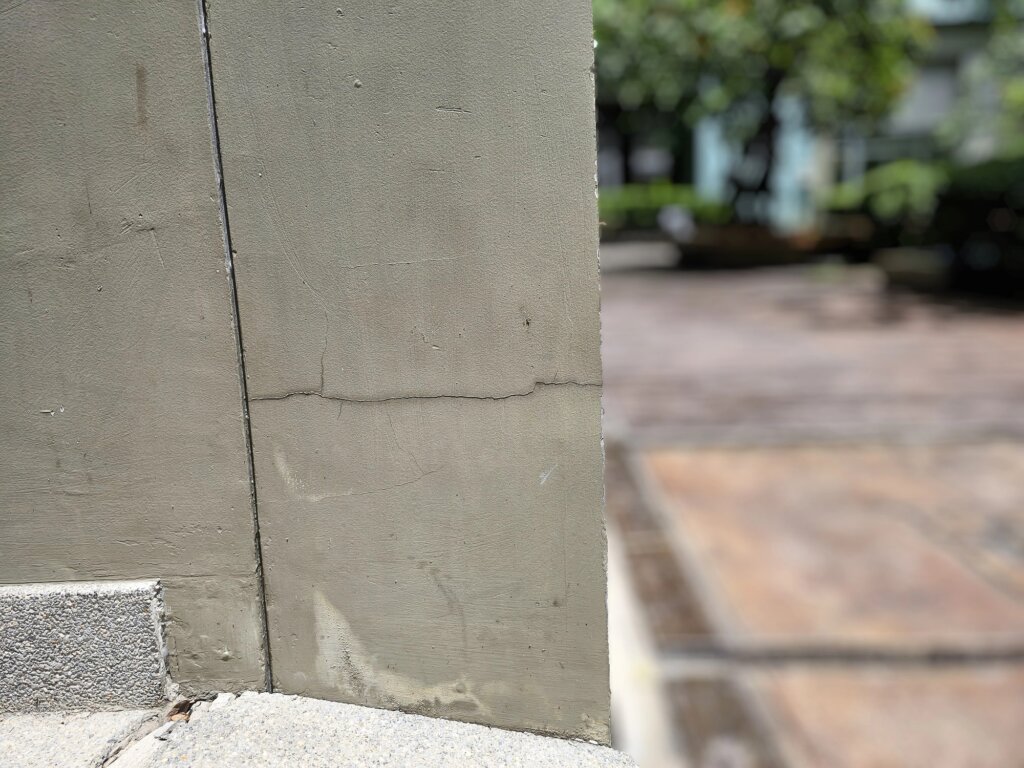 cracked concrete wall sign of foundation damage