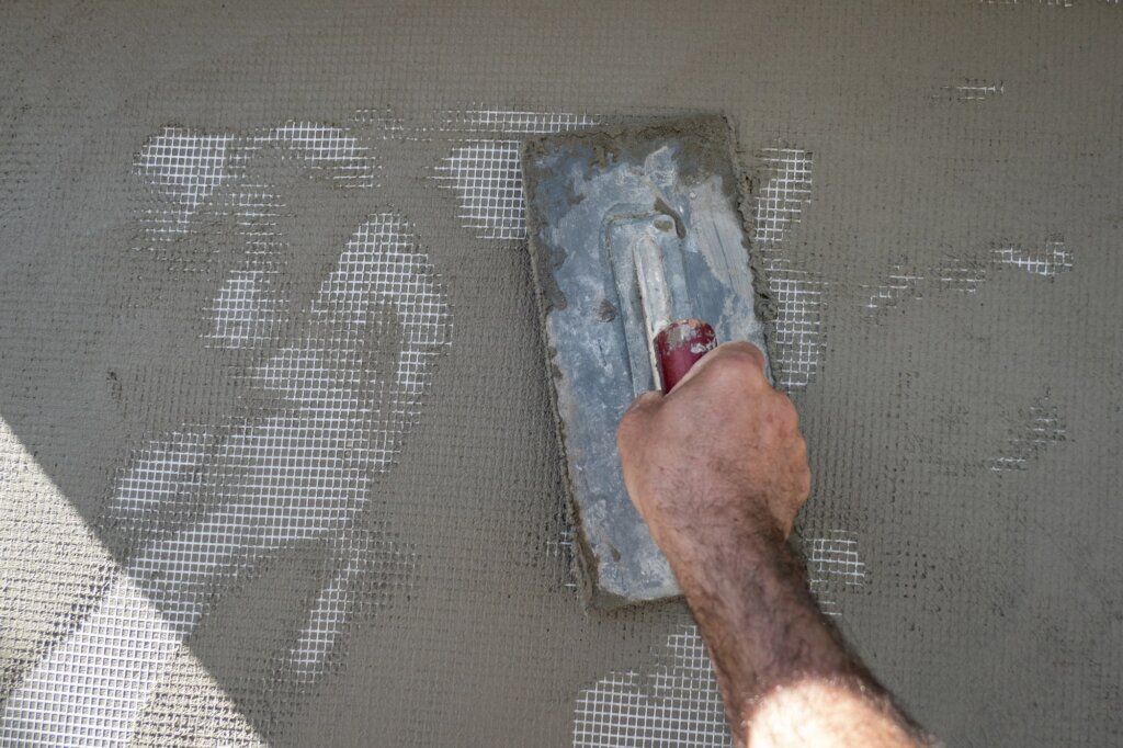 how long does cement take to dry a trowel applying cement on a wall