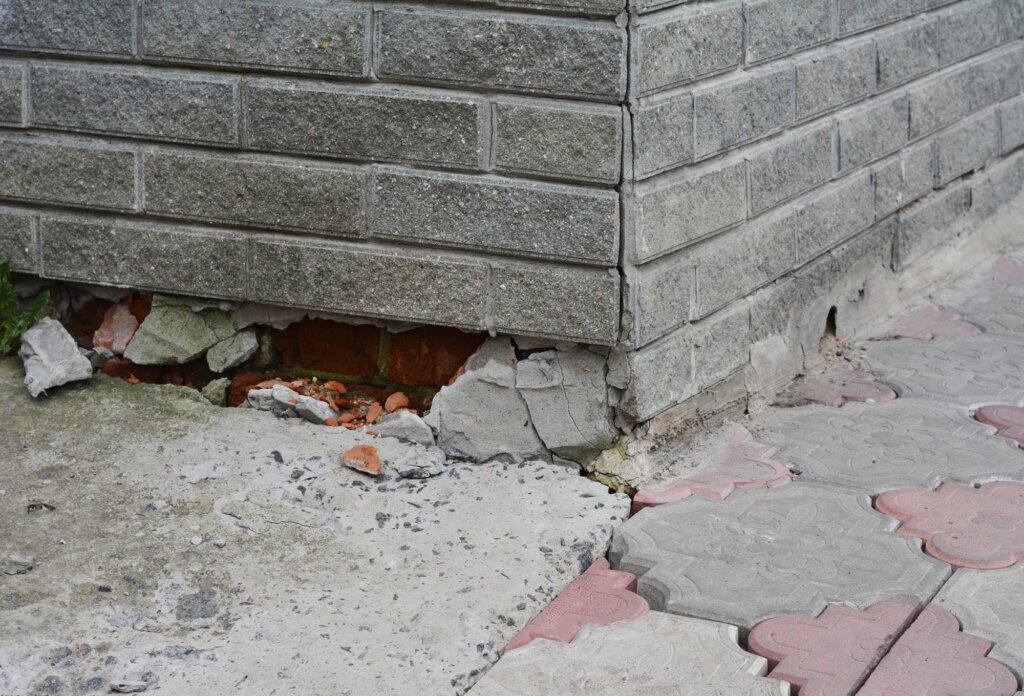 wall of a house with a sinking foundation