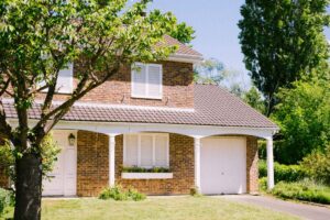 Older brick home in Texas showing the type of house prone to aging foundation problems