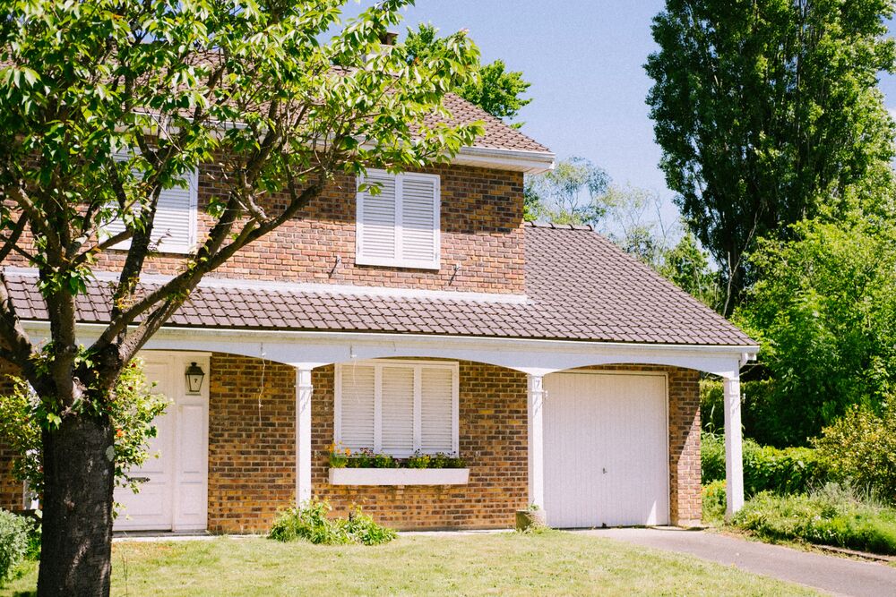 Older brick home in Texas showing the type of house prone to aging foundation problems